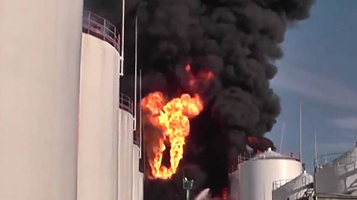 Взрыв нефтебазы в орле сегодня. Нефтебаза в Донецке. Взрыв ракеты.