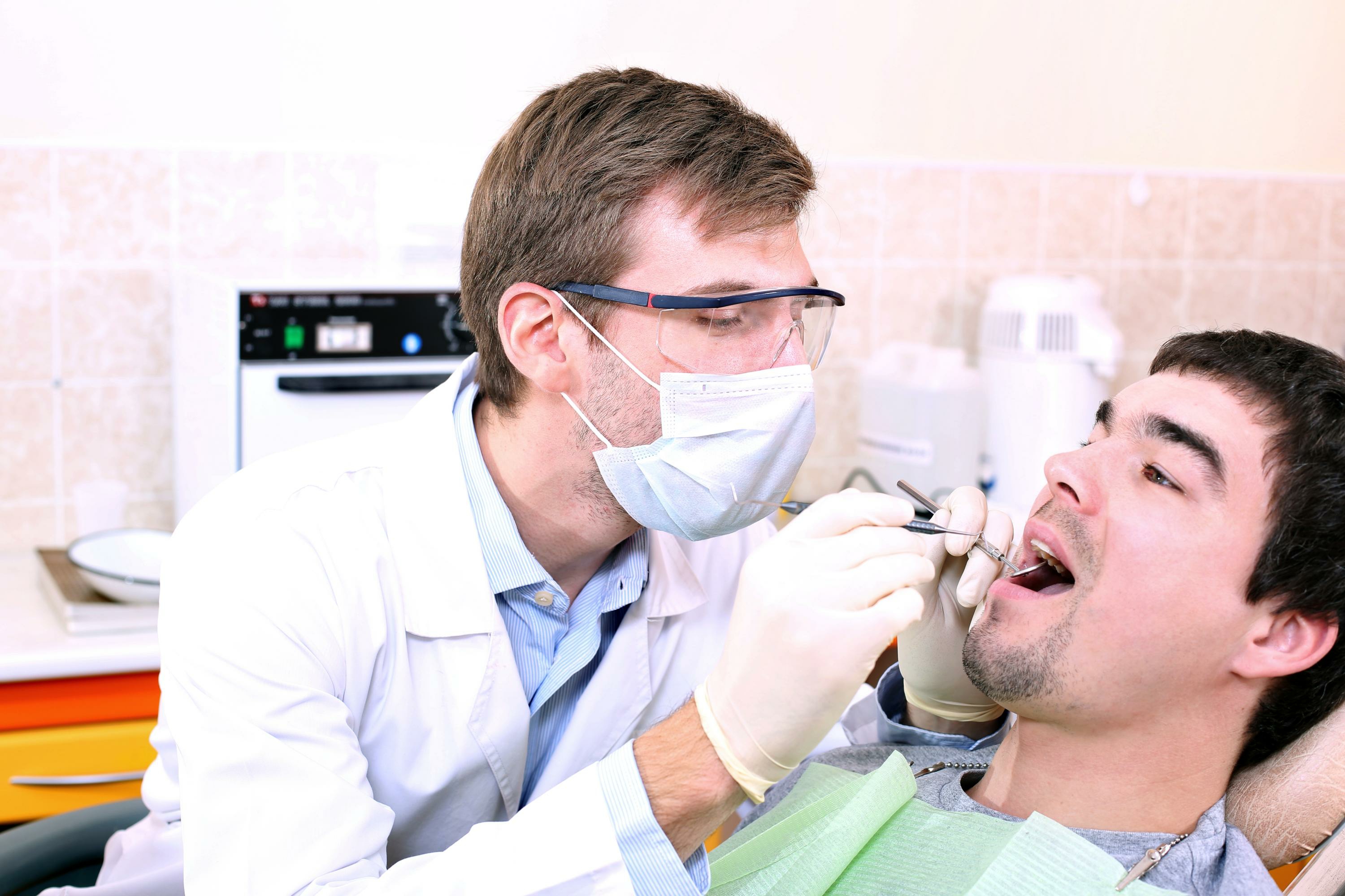 Ошибки допускают многие: стоматолог рассказал, что не следует делать после удаления зуба