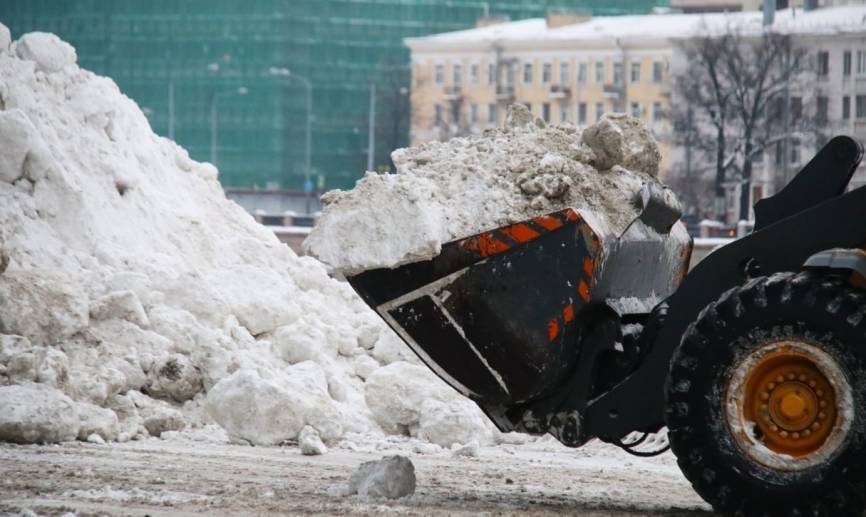 «Новогодний субботник»: петербуржцы вынуждены самостоятельно расчищать дворы от снега «Новогодний субботник»: петербуржцы вынуждены самостоятельно расчищать дворы от снега Общество