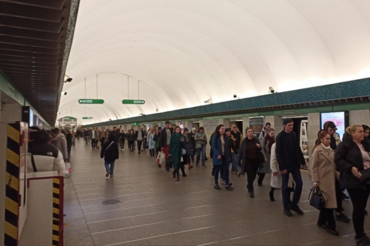 Мужчина выжил после падения на пути в московском метро