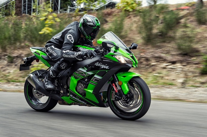 Спортбайк Kawasaki ZX-10R KRT Edition 2016 года.