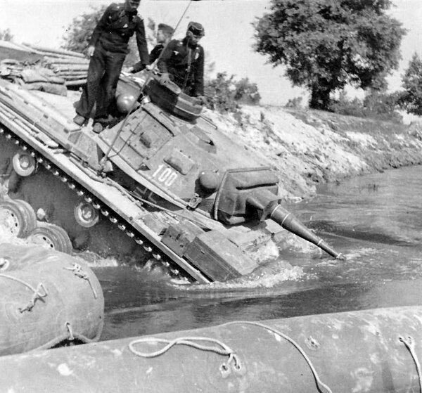 При форсировании Буга немцы применяли подводные модификации танков Tauchpanzer III. 