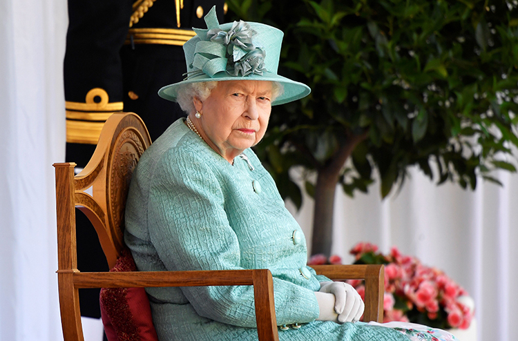 Стало известно, кто будет сопровождать королеву Елизавету II на параде Trooping the Colour Монархи,Британские монархи