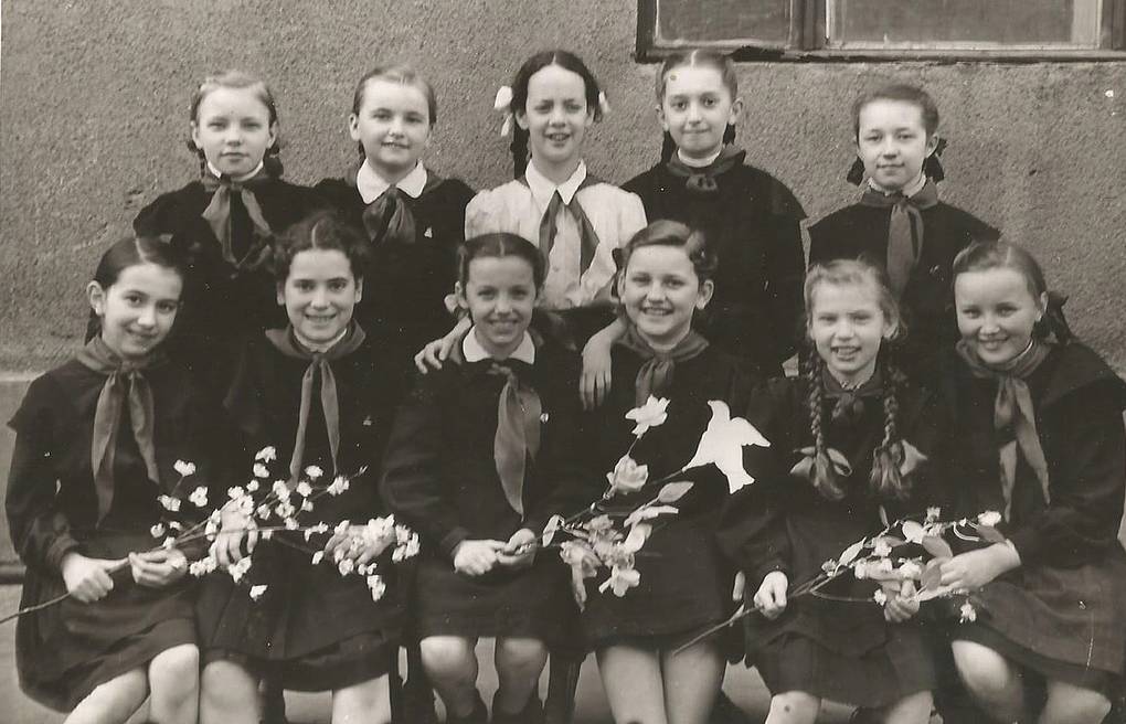 Мария Санчес Пуиг (третья слева на переднем плане) в 4-м классе 124-й школы, 1950 год Личный архив Марии Санчес Пуиг