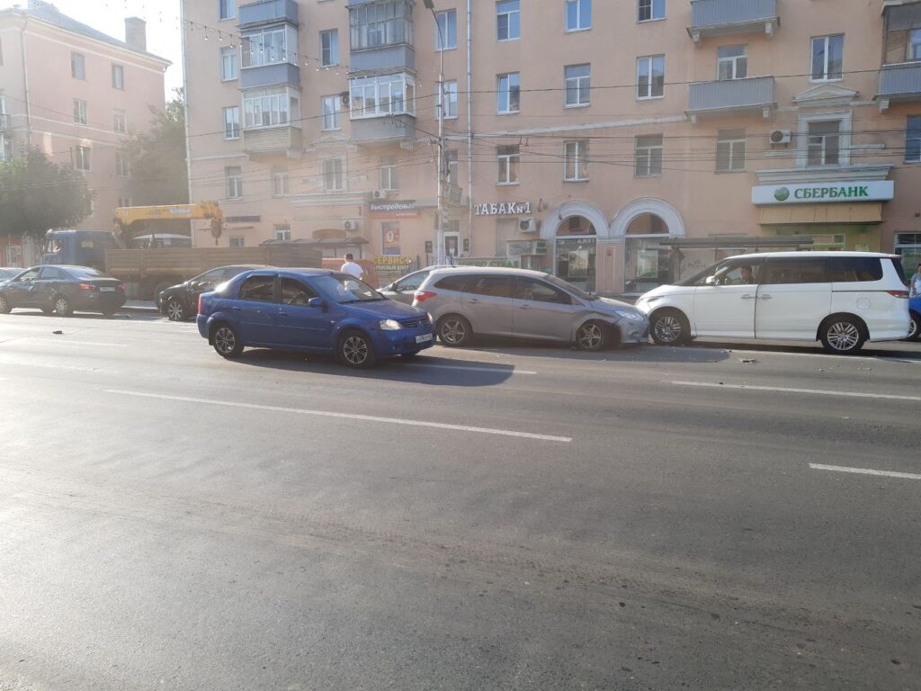 В центре Рязани столкнулись 6 машин