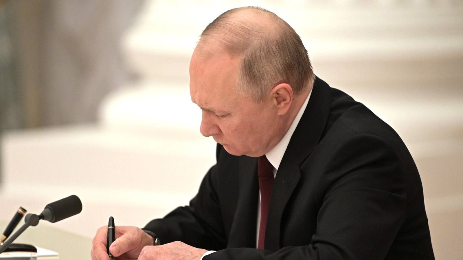 Владимир Путин подписал закон о лишении свободы на срок до 10 лет за дезертирство Владимир Путин подписал закон о лишении свободы на срок до 10 лет за дезертирство Происшествия
