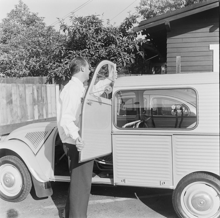 Citroen 2CV Fourgonnette - Фургон для бедных французских фермеров Citroen 2CV Fourgonnette - Фургон для бедных французских фермеров история
