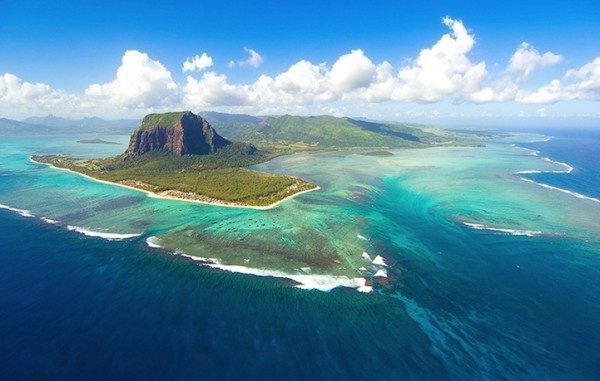 Самая удивительная и гипнотизирующая природная иллюзия в мире Примерно, Подобный, Читать,      , воздуха, зрелище, выглядит, захватывающие, эффектно, Особенно, отложений, иловых, песка, стоков, создается, эффект, острова, милях, Маврикий, юговосточного