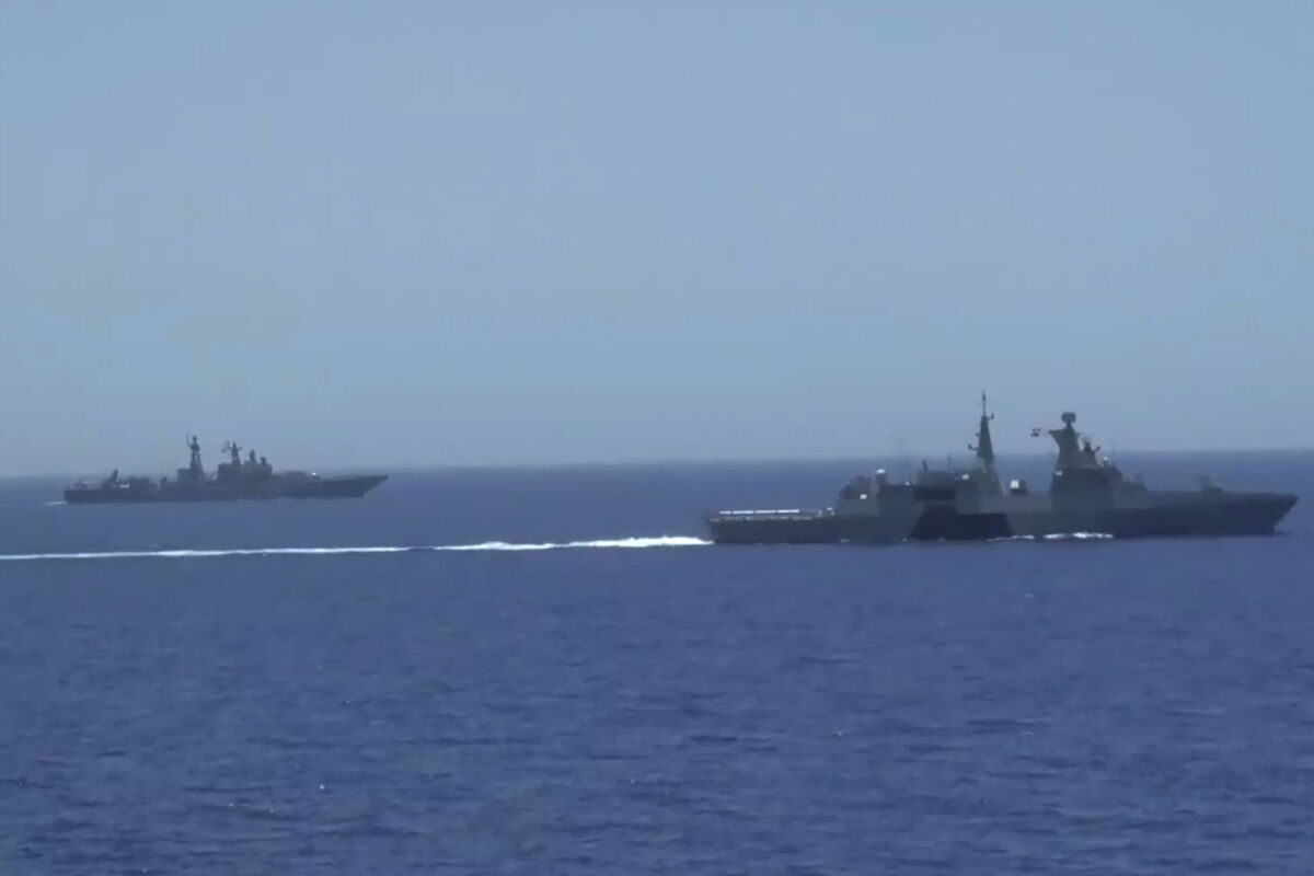 Хуситы заявили, что атаковали американский эсминец и два судна в Красном море