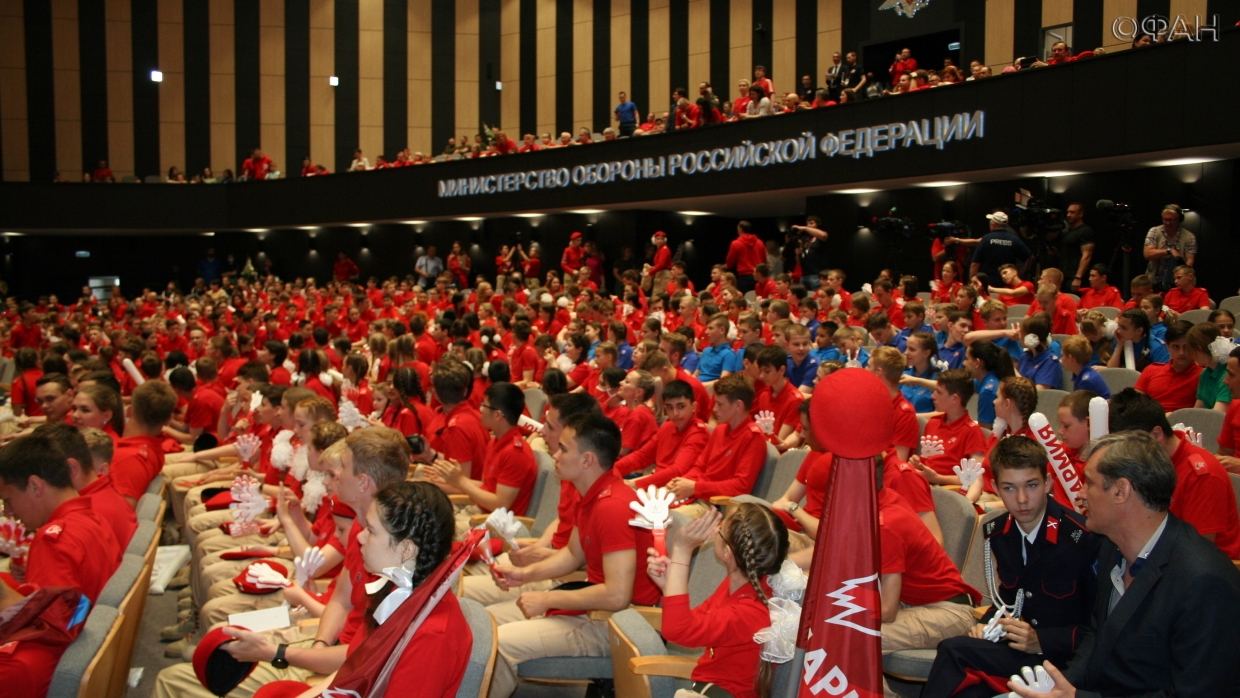 Эксперт-регионщик Комков заявил о сакральной традиции, введенной Шойгу на парадах Общество