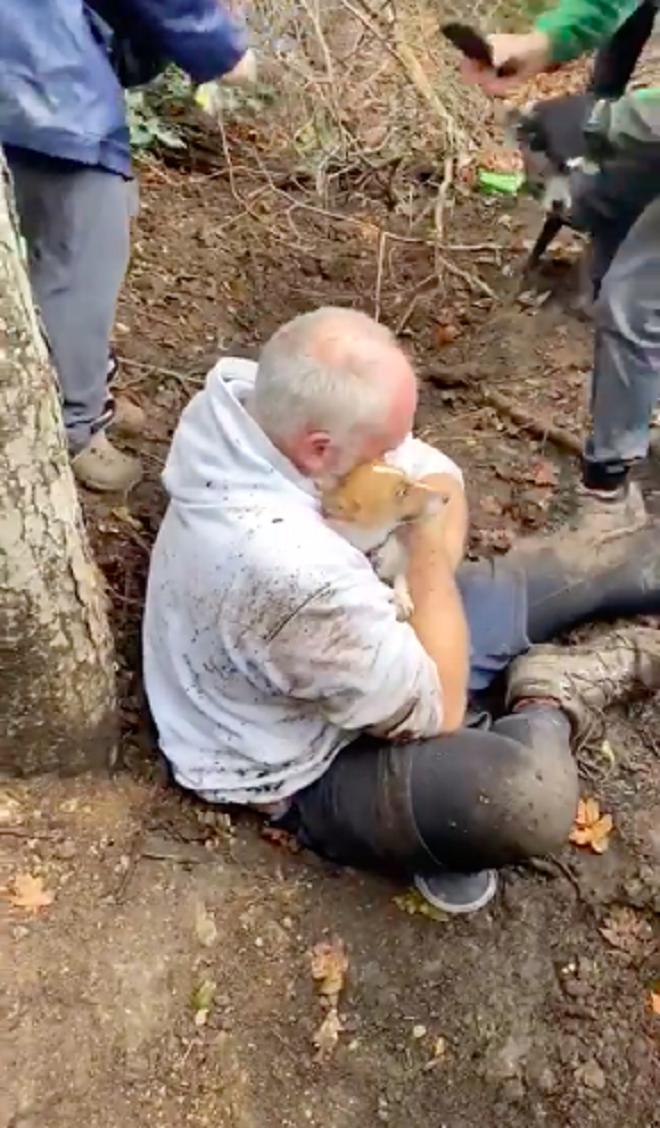 Мужчина сидит