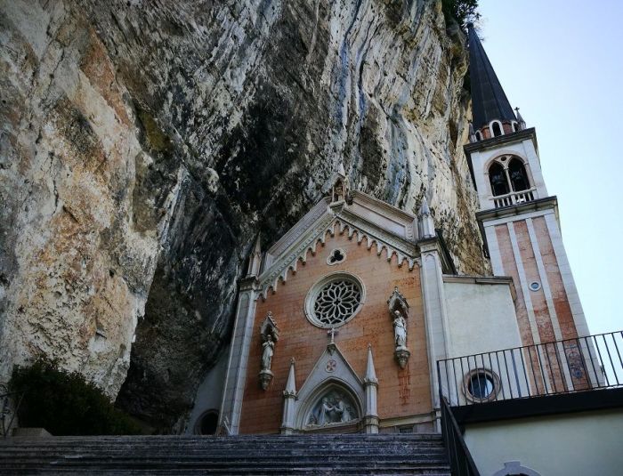 Согласно летописям первую церковь было построено в XVI веке (Santuario Madonna della Corona). | Фото: veneto360.land.