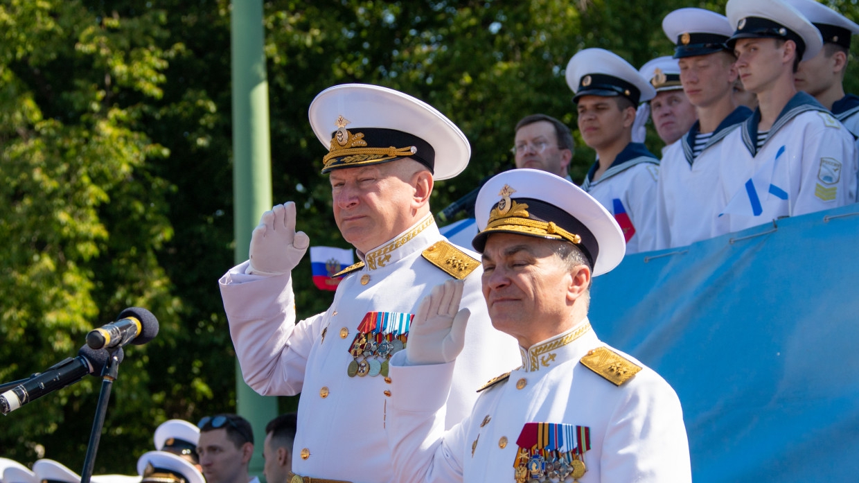 Сотрудники российских силовых ведомств отмечают День офицера Армия