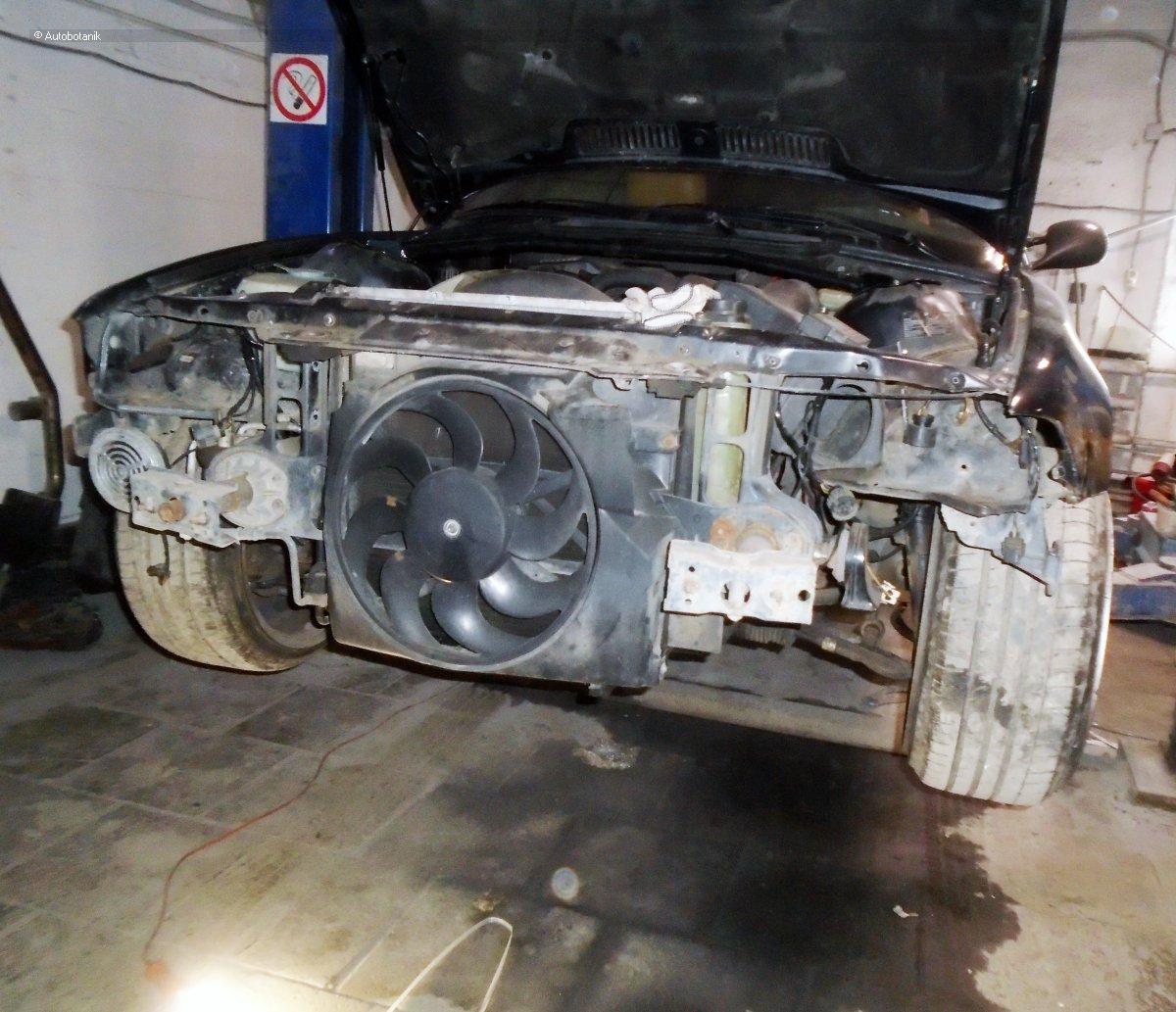 Свежий весенний цвет на старый кабриолет Свежий весенний цвет на старый кабриолет авто и мото