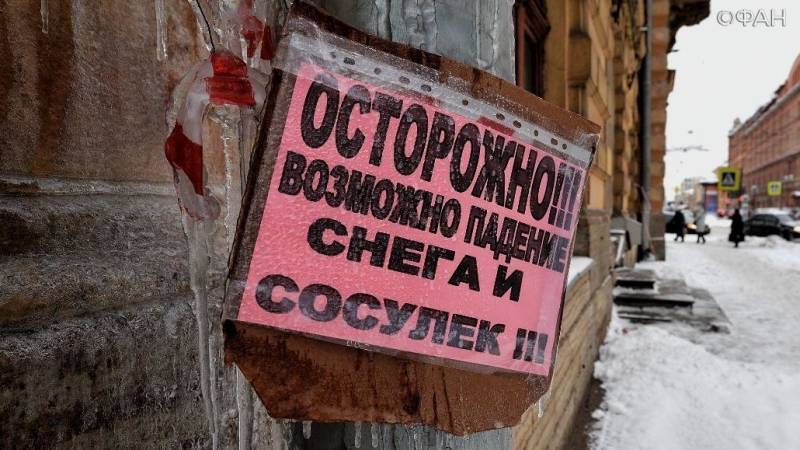 Глыба снега едва не убила женщину с ребенком в Дзержинске