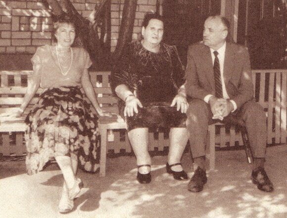 Михаил Горбачев с матерью и женой у дома родителей