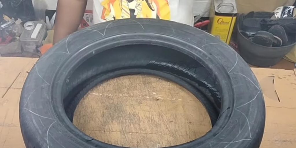 Зачем выбрасывать покрышки? Лучше сделать из них садовые клумбы. Делимся интересной идеей