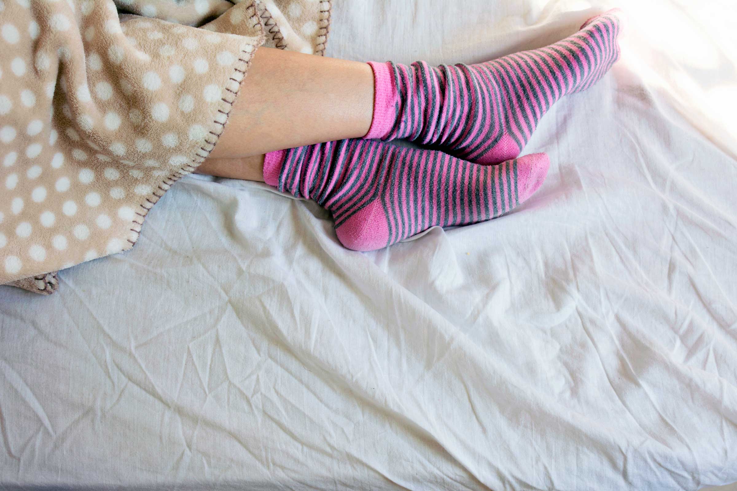 Ноги спящей сестры. Девушки в носочках. Ножки в носочках. Ножки девушек в носочках. Женщина в носках.