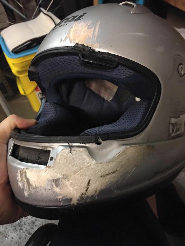 Берегите голову: пострадавшие в авариях поделились фотографиями шлемов, спасших им жизнь авто и мото,автоновости