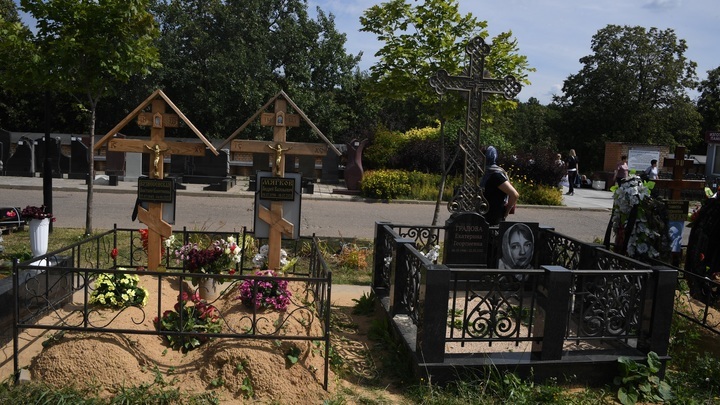 Всё из-за снежных заносов: могилы подвинули на место на Ново-Сормовском кладбище