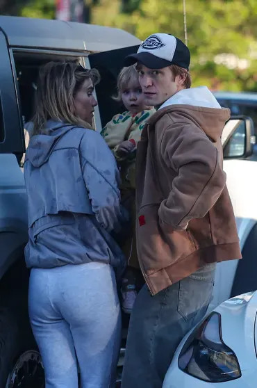 Роберта Паттинсона и Сьюки Уотерхаус засняли с дочерью в Лос-Анджелесе Паттинсон, Сьюки, Роберт, Уотерхаус, известно, стало, терпению, слова, обсуждали, бурно, временем Недавно, наслаждаюсь, искренне, отцовство, радость, приносит, нравится, признался, Ранее, раскрыла