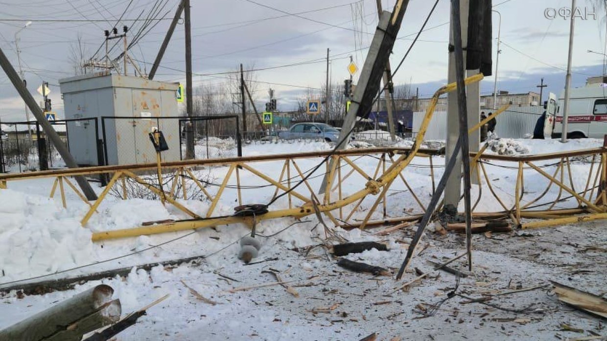 Строительный кран упал на дорогу в Свердловской области, есть пострадавшие
