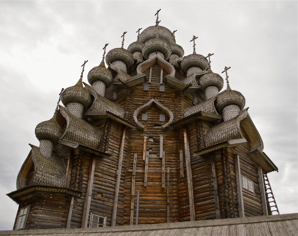 То, что уникальная церковь построена без единого гвоздя — миф/ © tonkosti.ru