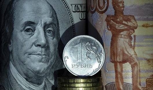 Рубль заметно снижается к доллару на ухудшении аппетита к риску