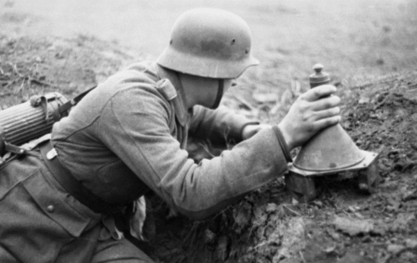 Немецкий солдат с магнитной противотанковой миной HHL3
