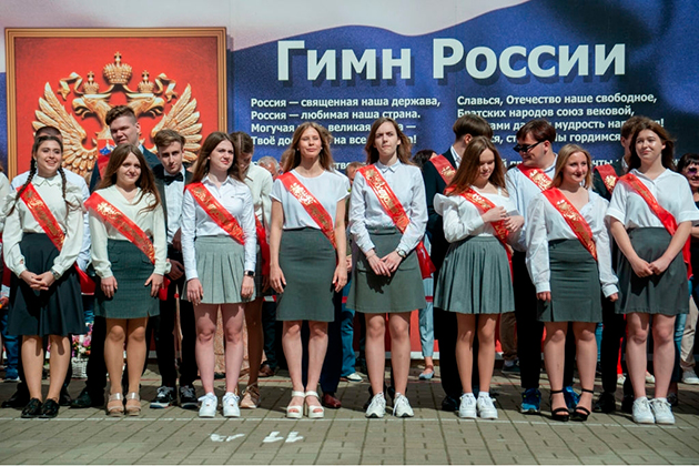 Миллиард на флаги: в каждой школе РФ появится свой флагшток