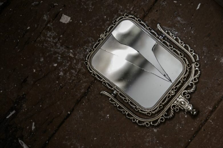Почему разбитое зеркало плохая примета? двойник, душа, зеркало, несчастье, осколок, почемучка, примета, суеверие