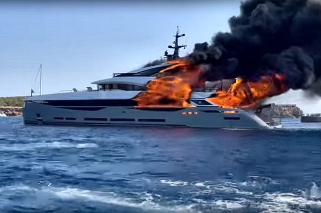 В Испании сгорела новая суперяхта миллионера Паоло Скудиери стоимостью 24 млн долларов Новости