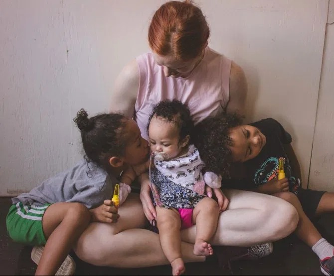 Как проходят дни необычной полигамной семьи с тремя детьми