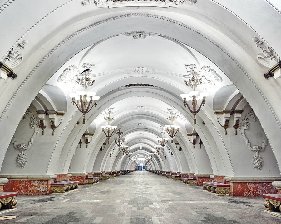 Фотограф показал всю роскошь московского и питерского метро без людей 