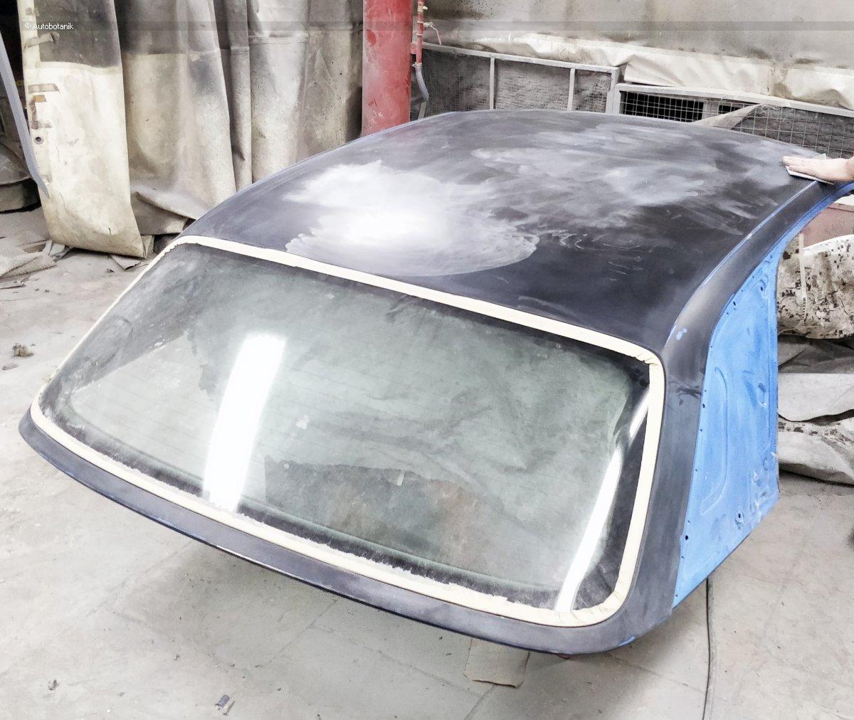 Свежий весенний цвет на старый кабриолет Свежий весенний цвет на старый кабриолет авто и мото