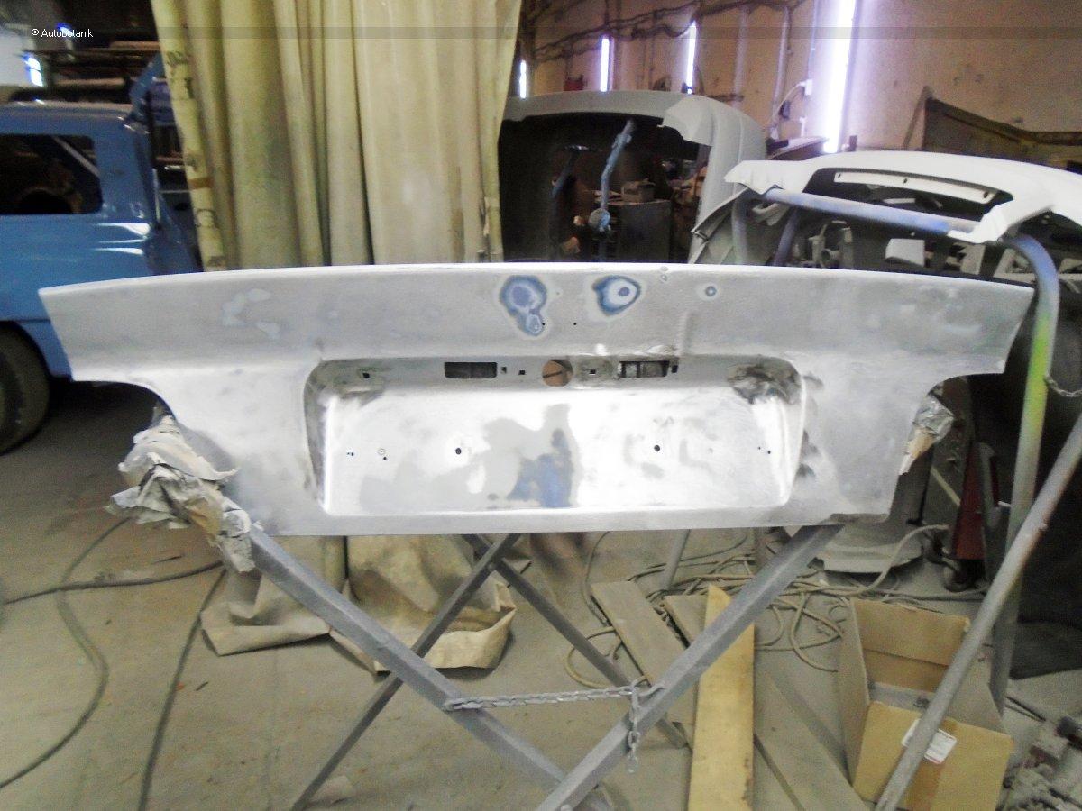 Свежий весенний цвет на старый кабриолет Свежий весенний цвет на старый кабриолет авто и мото