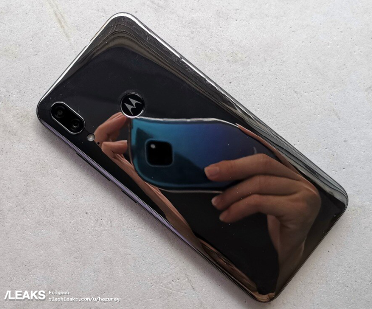 «Живые» фото демонстрируют каплевидный вырез и двойную камеру смартфона Moto E6 Plus новости,смартфон,статья