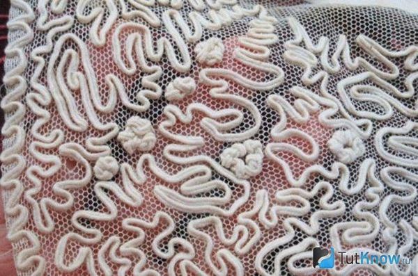 Сутажная вышивка - вид вышивания не только для одежды, но и для создания укпашений. МК в фото и видео