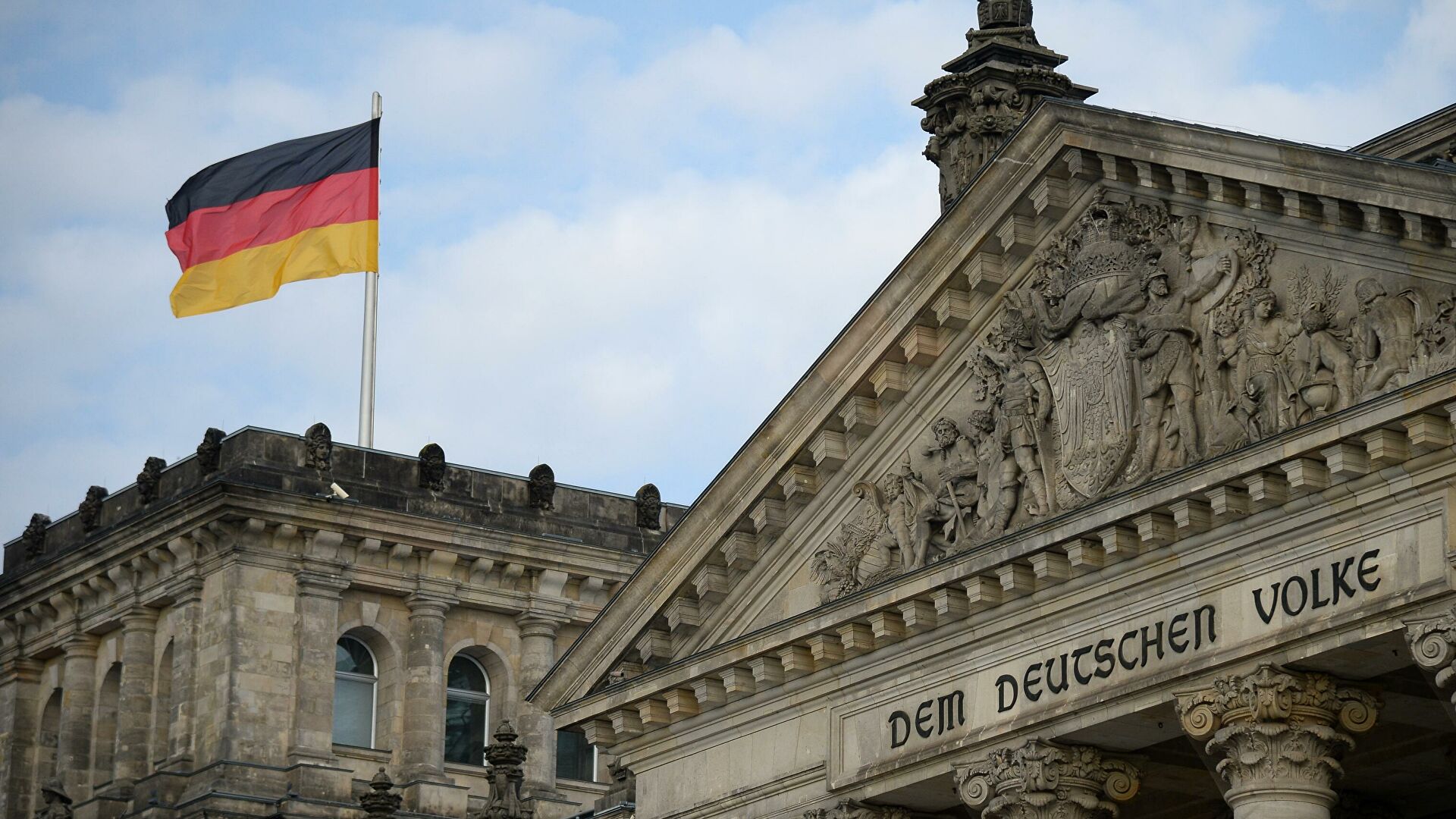 Национальный флаг Федеративной Республики Германии над зданием Будестага в Берлине - РИА Новости, 1920, 21.10.2021