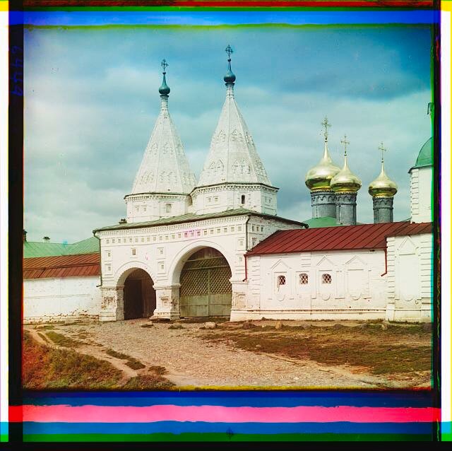 Vkhodnyi︠a︡ vrata Prepodobenskago Rizpolozhenskago monastyri︠a︡. Suzdal