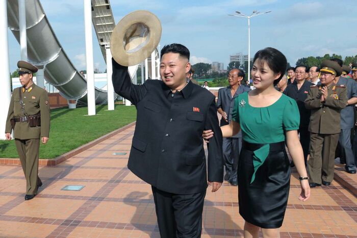 Ким Чен Ын и Ли Соль Чжу. / Фото: www.newsweek.com