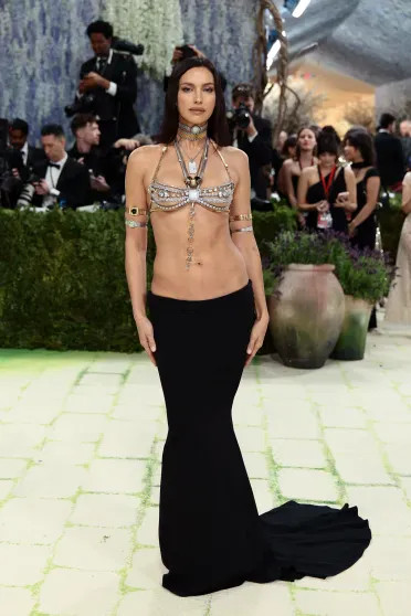 Ирина Шейк в бюстгальтере с бриллиантами вышла на красную дорожку Met Gala — 2026 костюма, дорожку, ШейкИрина, дочерью, Аманда, Сейфрид, Кравиц, Оливия, Уайлд, Николь, Кидман, Метрополитенмузее, Джиджи, Сандэй, Лорен, Санчес, Винтур, ДелевиньФото, Dimitrios, KambourisGetty