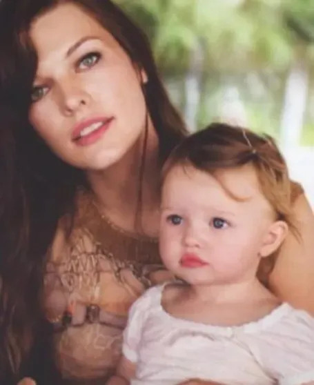 18-летняя дочь Миллы Йовович поделилась новыми фото Йовович, Андерсон, Андерсона, лицом, Миллы, Vogue, АндерсонЭвер, звёздной, откровенные, критикуют, старшую, Иногда, сравнивают, регулярно, которой, матерью, появляется, своей, публике, которые