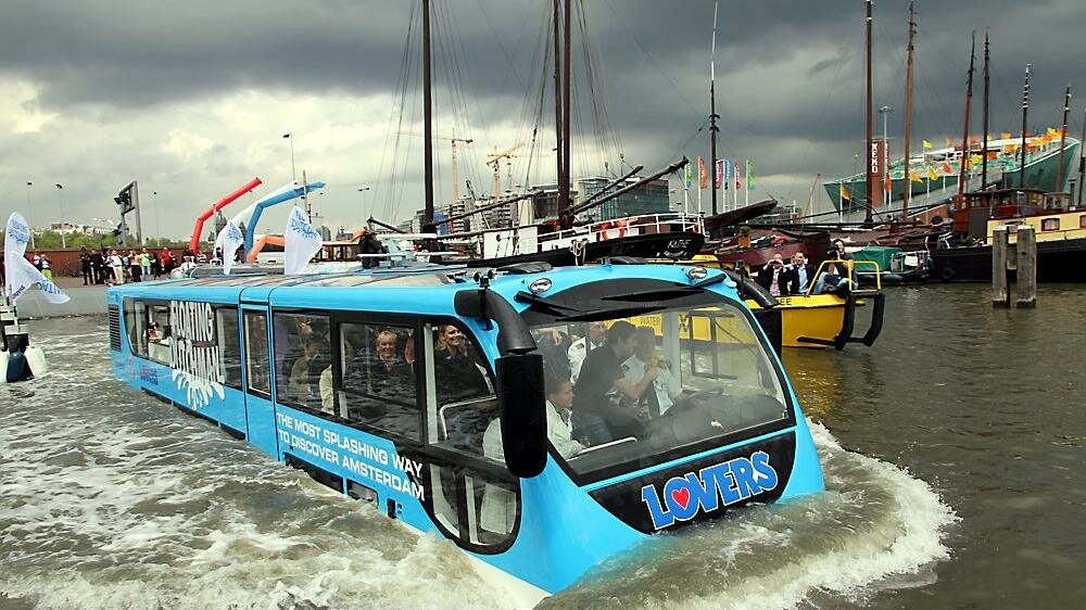 Водный пассажирский общественный. Автобус амфибия Амстердам. Автобус амфибия Нидерланды. Плавающий автобус в Амстердаме. Автобус амфибия Санкт Петербург.