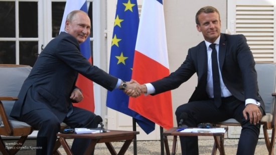 Путин во Франции обговорил с Макроном ситуацию в Донбассе и Украине  