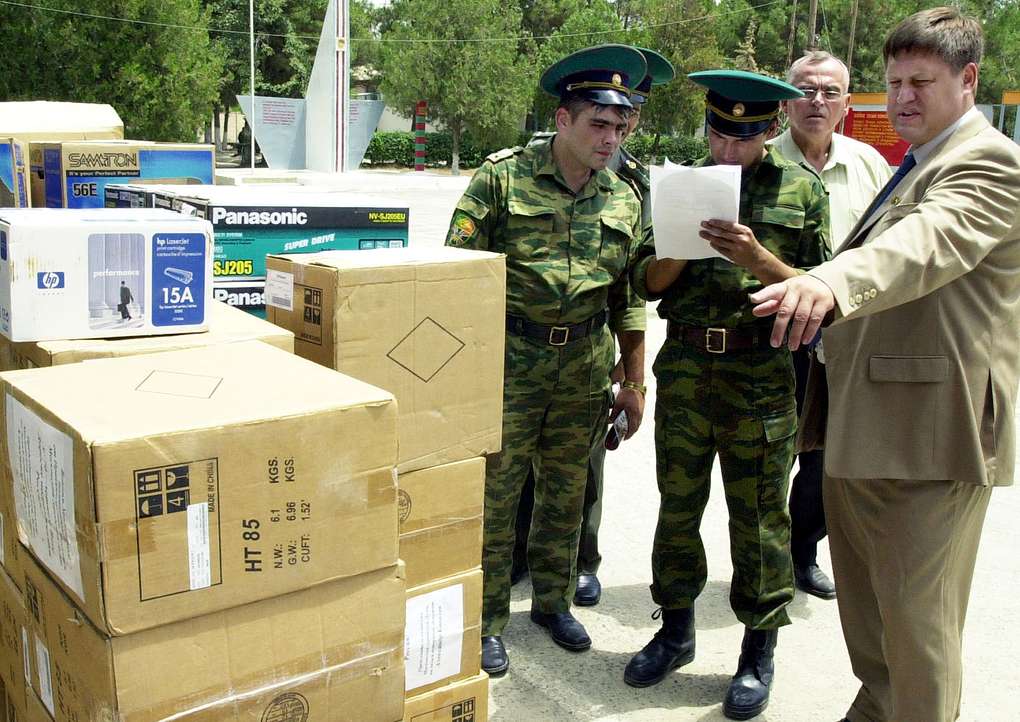 Александр Ковалев (справа) во время передачи подарков военнослужащим Московского пограничного отряда, 2002 год Сергей Жуков/ТАСС