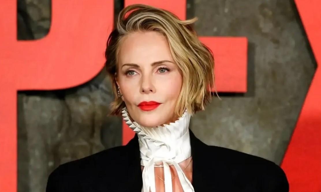 Голая грудь и красная помада: Шарлиз Терон затмила всех на премьере фильма «Вершина» в Нью-Йорке