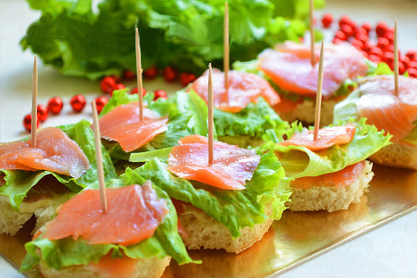бутерброды на шпажках