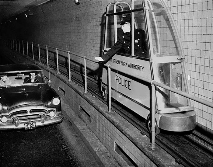 В 1955 году этот крошечный электрический поезд с узкой колеёй был установлен в одном из туннелей в Нью-Йорке для контроля скорости движения автомобилей.