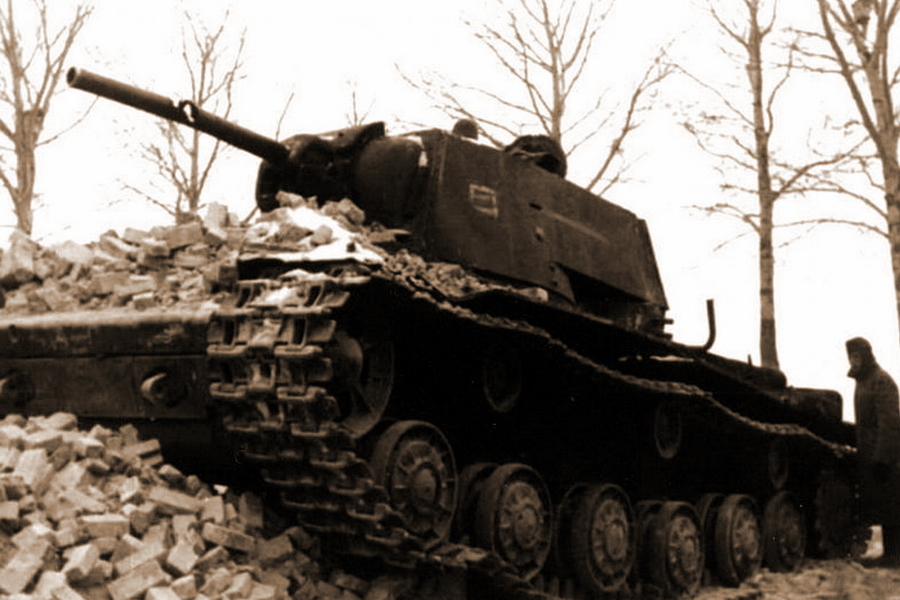 ​Тот же КВ с другого борта. Танк явно произвёл большое впечатление на немецких солдат - «С появлением наших танков настроение и сопротивляемость пехоты повысились…» | Warspot.ru